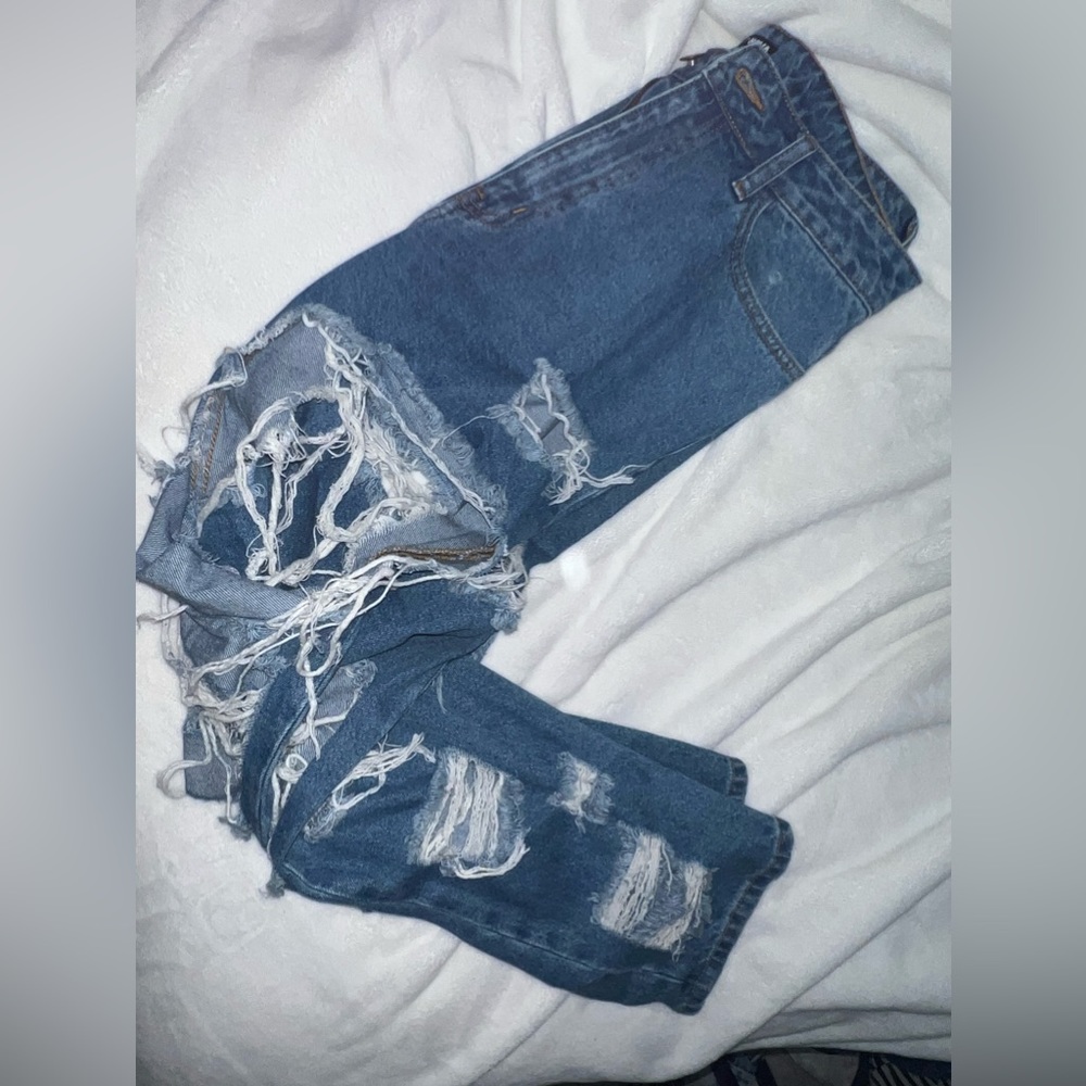 Fashion nova very ripped boy friend jeans